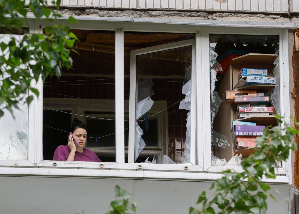 KYIV (Ukraine), 04/05/2025.- A woman speaks on a phone in her damaged flat at the site of an overnight drone strike that hit a residential area in Kyiv, Ukraine, 04 May 2025, amid the ongoing Russian invasion. At least eleven people were injured, including two children, in the strike on the residential area, according to the State Emergency Service report. Russia launched a large-scale overnight attack using 165 drones across all of Ukraine, according to the Air Force Command of Ukraine. (Rusia, Ucrania, Kiev) EFE/EPA/SERGEY DOLZHENKO