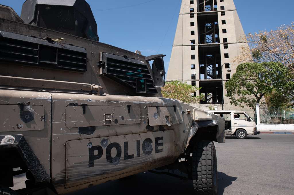 PUERTO PRÍNCIPE (HAITÍ), 07/03/2023.- Un carro blindado de la policía presenta varios disparos de balas, debido a los enfrentamientos contra las bandas armadas, hoy en Puerto Príncipe (Haití). La situación se deteriora aún más en Haití y la violencia se recrudece estos días a causa de la reanudación de la guerra entre bandas armadas que luchan por controlar el territorio de un país sumido en el caos y donde los asesinatos, los secuestros y las violaciones se han convertido en algo habitual. EFE/ Johnson Sabin