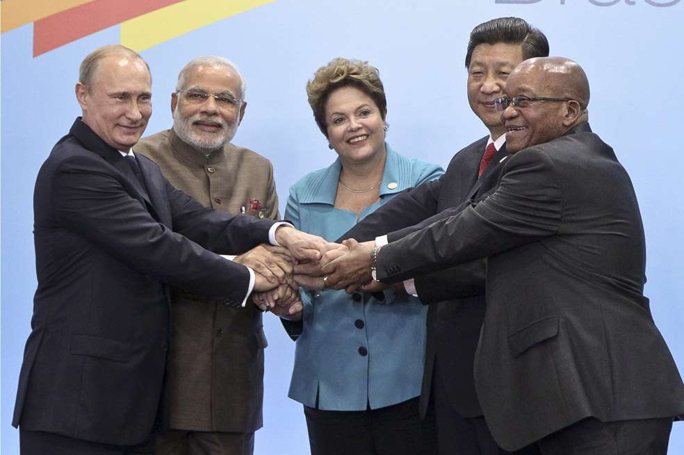 El Nuevo Banco de Desarrollo fue fundado ayer por los gobernantes de los BRICS, el grupo conformado por las cinco economías en desarrollo más grandes del mundo. En la imagen, de izquierda a derecha: Vladimir Putin (Rusia), Narendra Modi (India), Dilma Rouseff (Brasil), Xi Jinping (China) y Jacob Zuma (Sudáfrica). / EFE