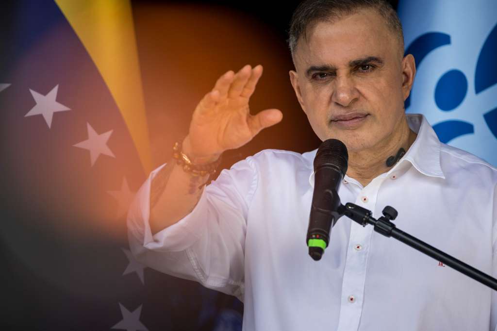 AME321. CARACAS (VENEZUELA), 23/10/2024.- El fiscal general de Venezuela, Tarek William Saab, ofrece declaraciones en un acto con motivo del Mes de la Sensibilización del Cáncer de Mama este miércoles, en Caracas (Venezuela). Un total de 540 hombres han sido condenados por feminicidio en Venezuela en los últimos siete años, según datos ofrecidos por el fiscal Saab. En un balance de su gestión, que comenzó en agosto de 2017, el funcionario indicó que la institución ha registrado 1.279 causas relacionadas con este crimen, de las cuales 938 resultaron en imputaciones contra los feminicidas. EFE/ Miguel Gutiérrez