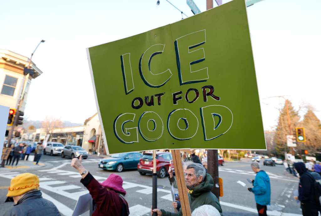 BERKELEY (United States), 24/01/2026.- Protesters rally during an anti‑ICE and “No Kings” demonstration in Berkeley, California, USA, 23 January 2026. The protest was held in solidarity with demonstrations in Minneapolis following a federal immigration operation in which an ICE officer fatally shot US citizen Renee Nicole Good during an enforcement action in South Minneapolis on 7 January 2026. (Protestas) EFE/EPA/JOHN G. MABANGLO