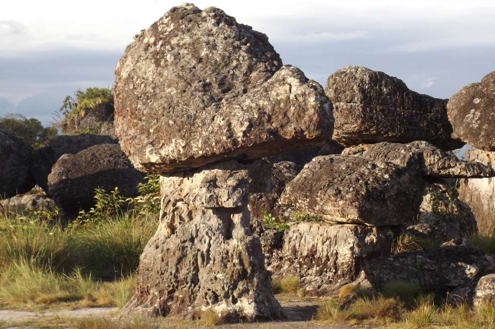 Los Túneles Naturales se encuentran a 11 km de San José del Guaviare, vía Nuevo Tolima.