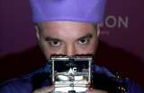 J Balvin recibe mismo premio que Lady Gaga como ícono global de la moda.
