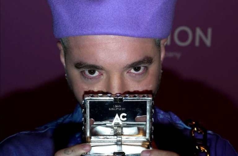 J Balvin recibe mismo premio que Lady Gaga como ícono global de la moda.