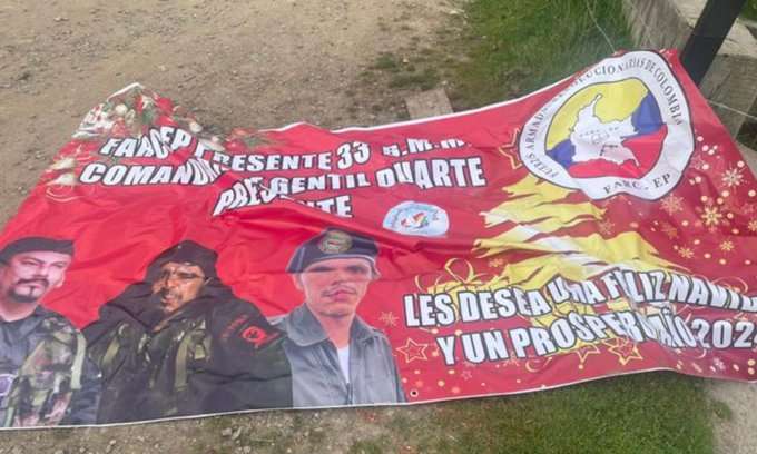 Pancarta de las disidencias de las FARC con los rostros de algunos de sus líderes, entre ellos, Jhon Mechas./ Archivo particuar.