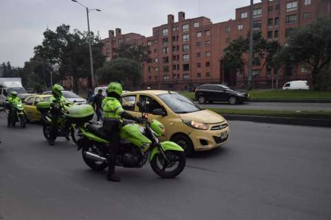 “No tenemos garantías para protestar”: taxistas se dispersan de algunas zonas en Bogotá