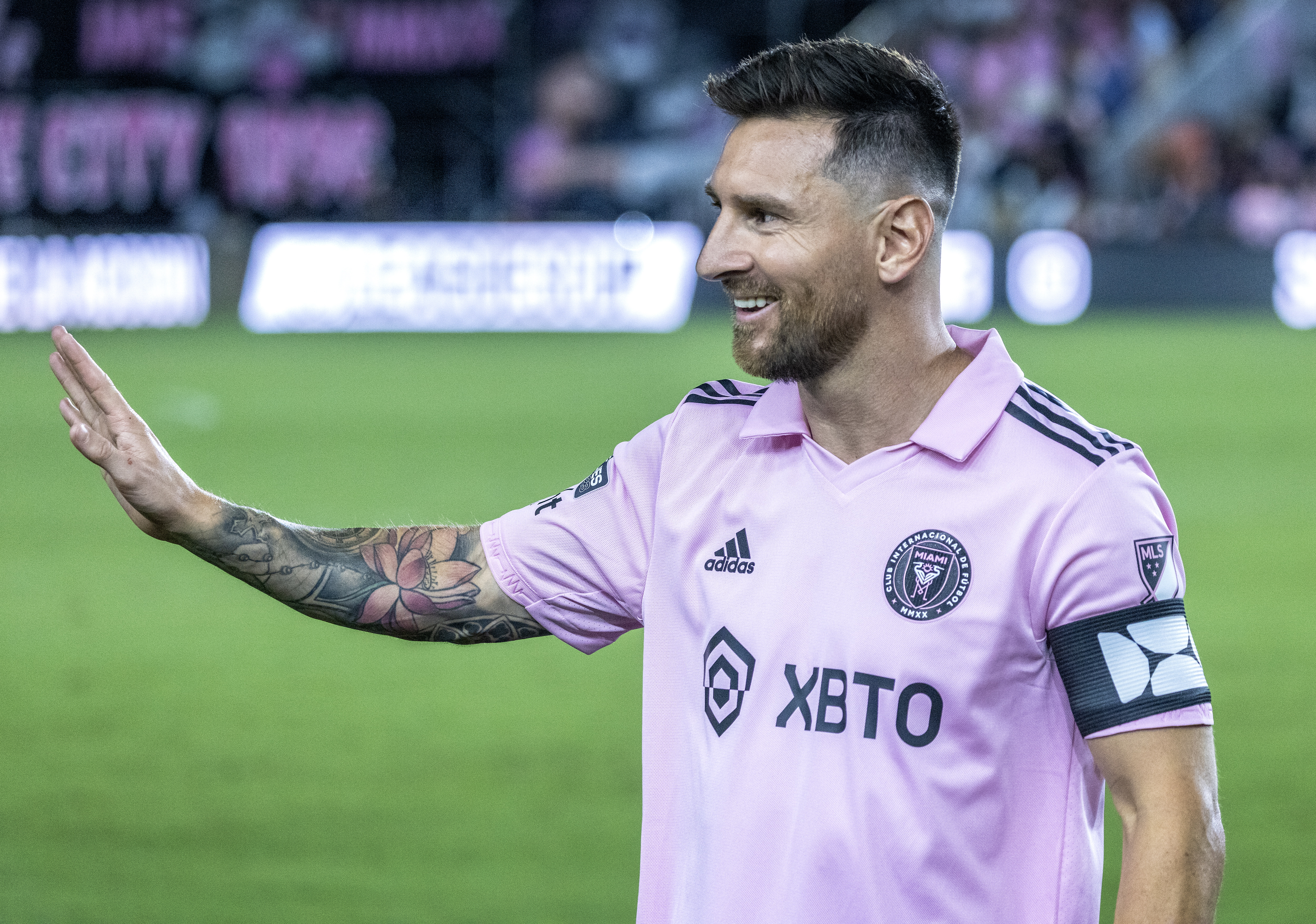Fort Lauderdale (Usa), 11/08/2023.- Inter Miami forward Lionel Messi salutes before the Leagues Cup quarter final soccer match between Inter Miami CF and Charlotte FC in Fort Lauderdale, Florida, USA, 11 August 2023. EFE/EPA/CRISTOBAL HERRERA-ULASHKEVICH