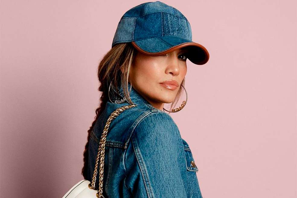 Aprende a combinar los tenis blancos con jeans al estilo de Jennifer López