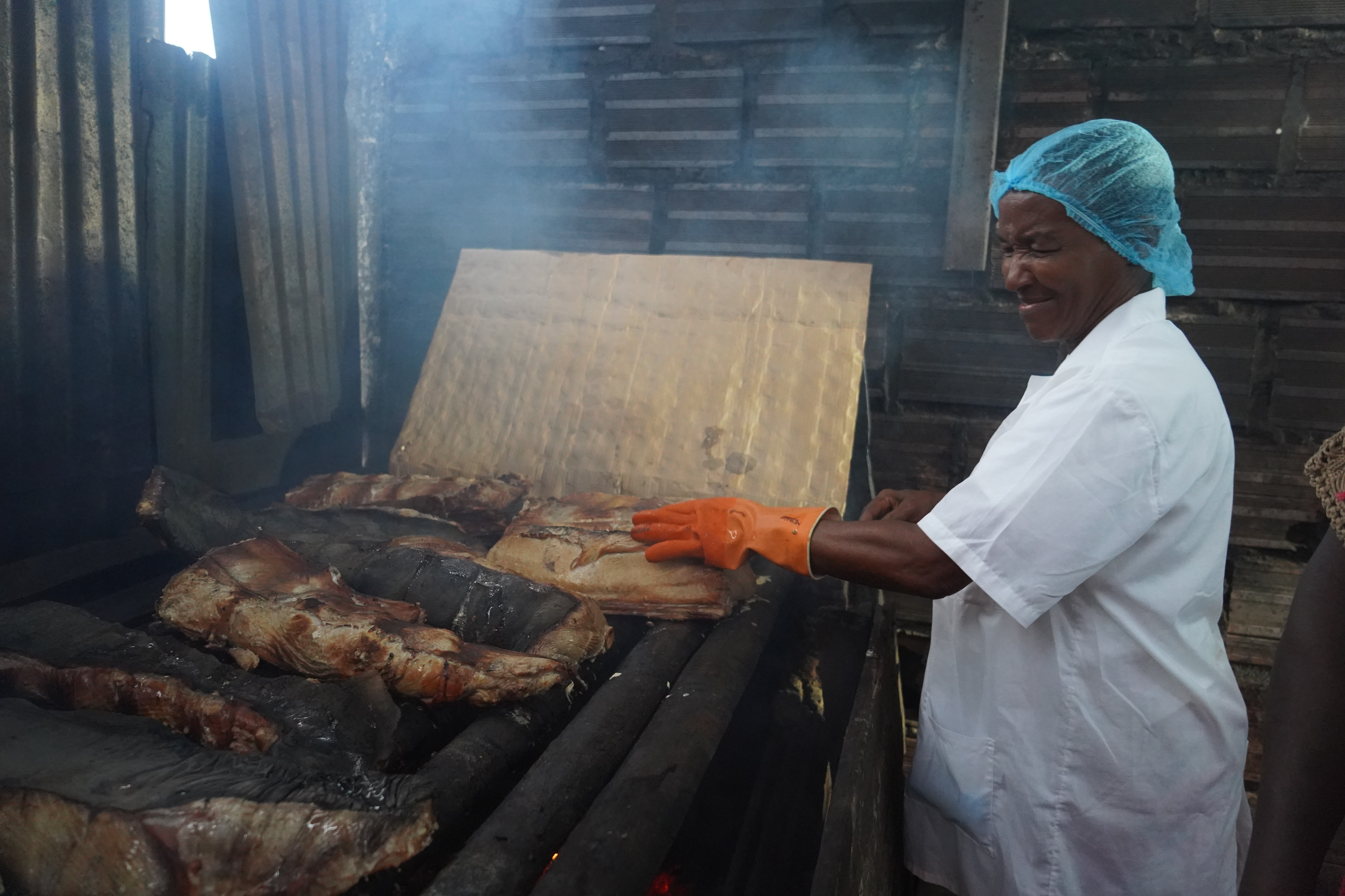 Las ahumadoras, mujeres del Pacífico que preparan la carne que aprovechan de los tiburones y rayas marinas, han celebrado los recientes anuncios del gobierno.