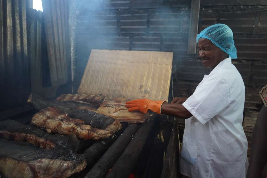 Las ahumadoras, mujeres del Pacífico que preparan la carne que aprovechan de los tiburones y rayas marinas, han celebrado los recientes anuncios del gobierno.