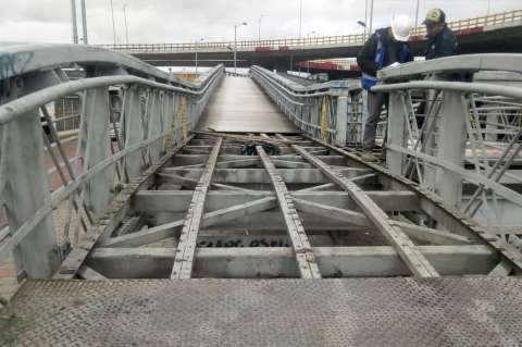 Nuevamente hurtan láminas de puente peatonal de Transmilenio