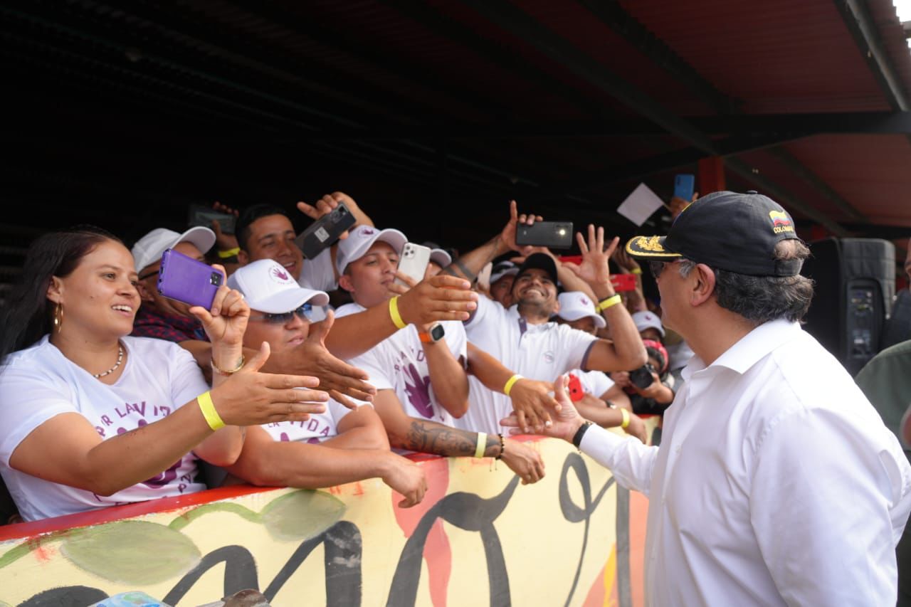 El presidente Gustavo Petro saludando a habitantes del espacio territorial Mariana Páez en Mesetas, Meta,