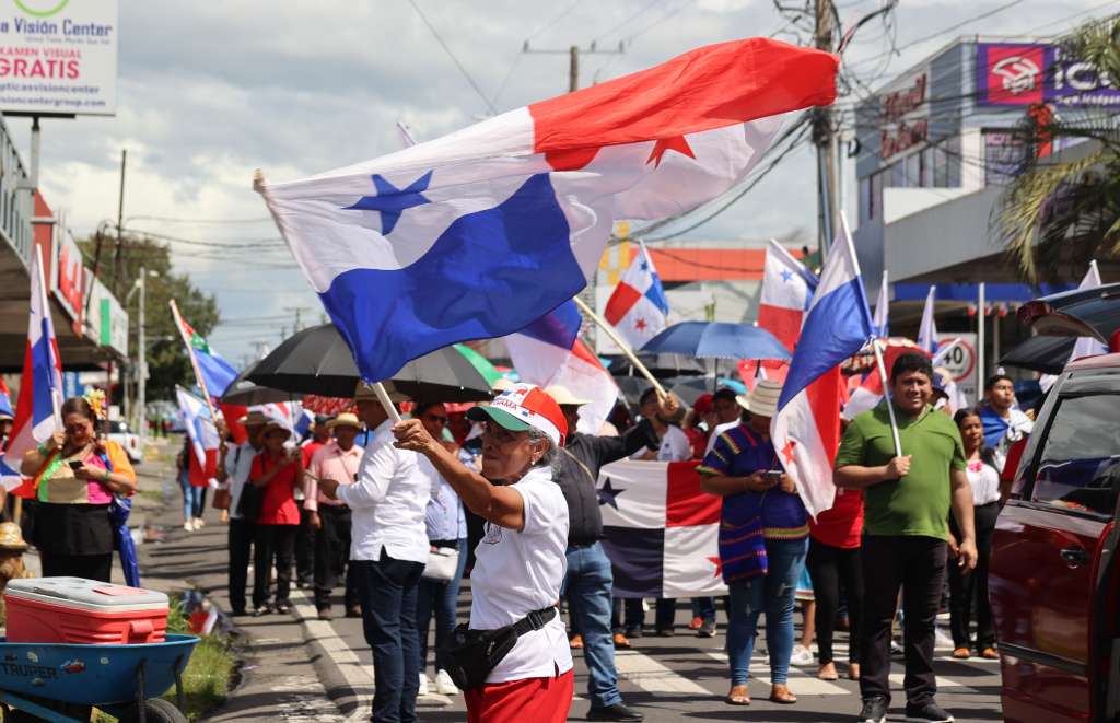 AME542. CHIRIQUÍ (PANAMÁ), 28/11/2023.- Decenas de personas celebran el fallo de la Corte Suprema de Justicia que declaró "inconstitucional" el contrato ley entre el Estado y Minera Panamá, filial de la canadiense First Quantum Minerals (FQM), hoy, en Chiriquí (Panamá). La provincia de Chiriquí, ubicada en la frontera con Costa Rica y la más golpeada por la protestas antiminería en Panamá, festejó este martes con marchas y caravanas el fallo del Supremo panameño que marcará el cierre de una gran mina de cobre en el país explotada por una filial de la canadiense First Quantum Minerals (FQM). EFE/ Marcelino Rosario