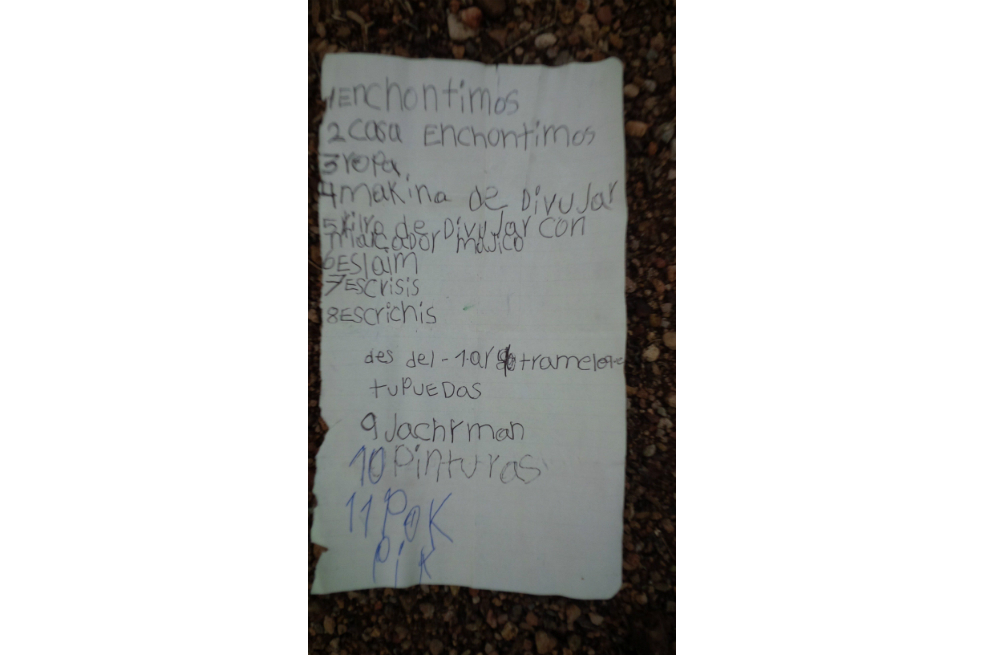 Fotografía cedida por Randy Heiss donde aparece la lista de deseos de Navidad que la niña mexicana Dayami, de 8 años, envió en un globo a Santa Claus y que luego fue encontrada en Patagonia, Arizona (EE.UU.). / EFE/ Cortesía Randy Heiss