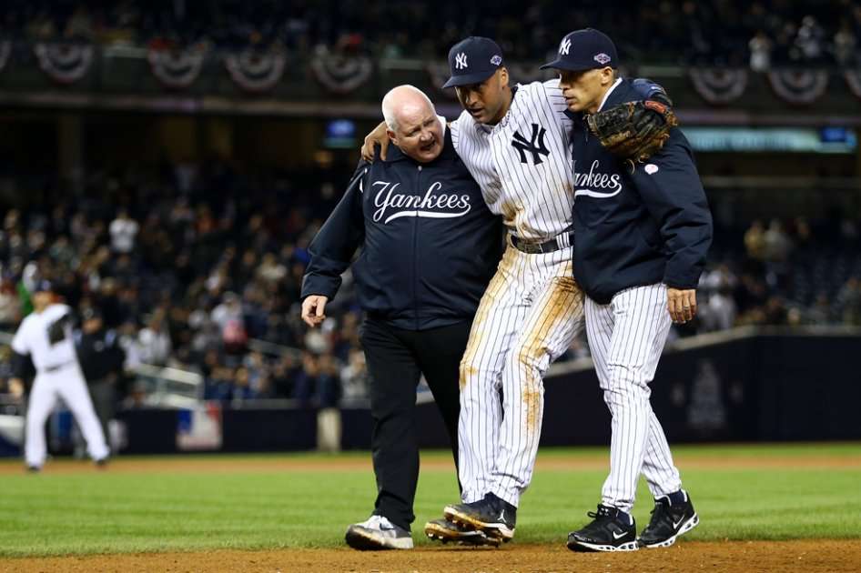 Momento cuando Derek Jeter abandonó el juego por la lesión / AFP