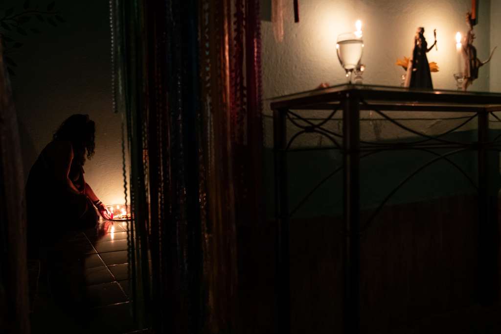 AME6176. NOVA IGUAÇU (BRASIL), 23/06/2024.- Las Sacerdotisas Αρχιερείες Syrinx Sycorax y Atiye Vivá, seguidoras de la brujería de la tradición tesalónica, realizan el ritual de Esbá de las Moiras, el 22 de junio de 2024 en la ciudad de Nova Iguaçu, en Río de Janeiro (Brasil). Según la tradición, cuando la luna llena se encuentra en la casa astrológica de Capricornio, es el momento propicio para realizar hechizos de deseos y rituales solicitando la intervención de estas deidades femeninas. EFE/André Coelho