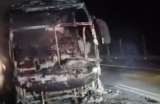 Bus quedó totalmente incinerado en vía de Antioquia en extrañas circunstancias