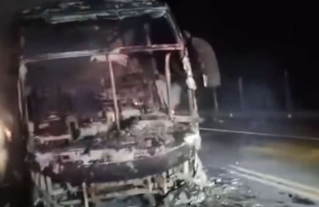 El bus turístico se incineró en el sector Alto Bonito, en el municipio de Dadeiba, Antioquia. Los pasajeros fueron reubicados en otros buses y no hubo personas heridas.