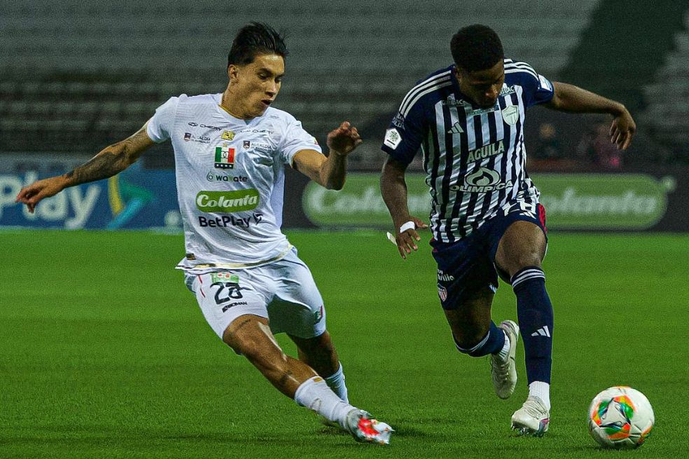 Jefry Zapata (izq.) fue la figura del partido en el duelo entre Once Caldas y Junior, en la tercera fecha de los cuadrangulares de la Liga BetPlay.