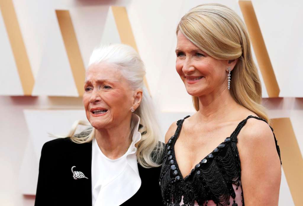 HOLLYWOOD (United States), 03/11/2025.- (FILE) - US actors Diane Ladd (L) and her daugther Laura Dern arrive for the 92nd annual Academy Awards ceremony at the Dolby Theatre in Hollywood, California, USA, 09 February 2020 (reissued 03 November 2025). According to US actor Laura Dern, her mother and Oscar-nominated actor Diane Ladd died at 89 on 03 November 2025. (Cine) EFE/EPA/DAVID SWANSON