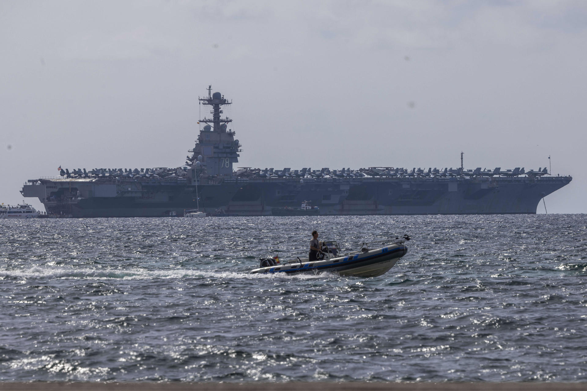 PALMA, 03/10/2025.- El portaviones nuclear estadounidense USS Gerald R. Ford ha llegado este viernes a Palma, contra el que hay convocado una concentración de rechazo por la tarde, aunque el Govern balear ha expresado que forma parte de la normalidad al ser España un país miembro de la OTAN. El portaviones USS Gerald R. Ford recibe este nombre en honor al 38º presidente de los Estados Unidos, cuenta con una gran capacidad militar y es el más poderoso de la flota de la marina del país presidido por Donald Trump. -EFE/ Cati Cladera
