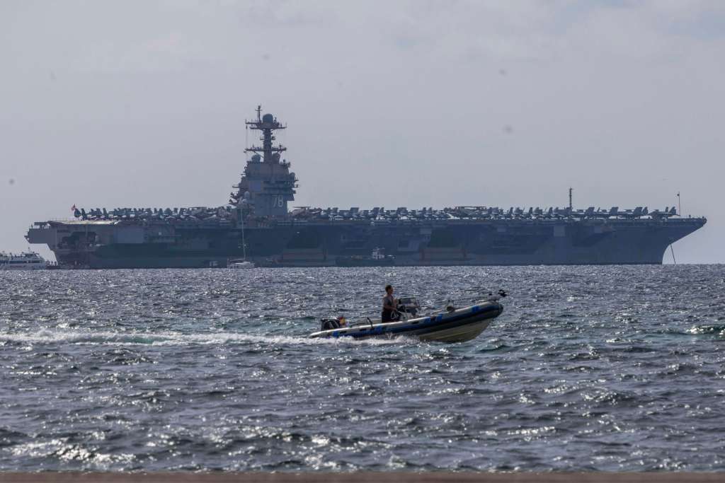 PALMA, 03/10/2025.- El portaviones nuclear estadounidense USS Gerald R. Ford ha llegado este viernes a Palma, contra el que hay convocado una concentración de rechazo por la tarde, aunque el Govern balear ha expresado que forma parte de la normalidad al ser España un país miembro de la OTAN. El portaviones USS Gerald R. Ford recibe este nombre en honor al 38º presidente de los Estados Unidos, cuenta con una gran capacidad militar y es el más poderoso de la flota de la marina del país presidido por Donald Trump. -EFE/ Cati Cladera