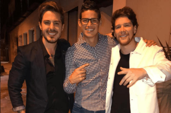 James Rodríguez (c), futbolista colombiano de Real Madrid, con los integrantes de Piso 21. / Instagram: dimpiso21