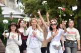 Ropa blanca, flores y un himno rock: los símbolos de los manifestantes bielorrusos