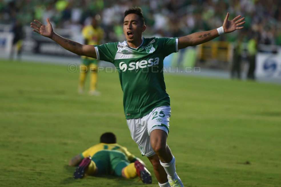El argentino Fabián Sambueza celebra uno de los tres goles que le anotó este miércoles al Huila. / @AsoDeporCali