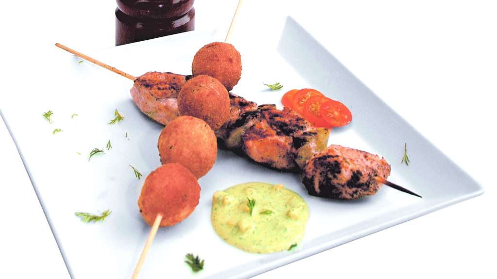 Receta pincho pollo con pasteles de arracacha / Archivo Cromos