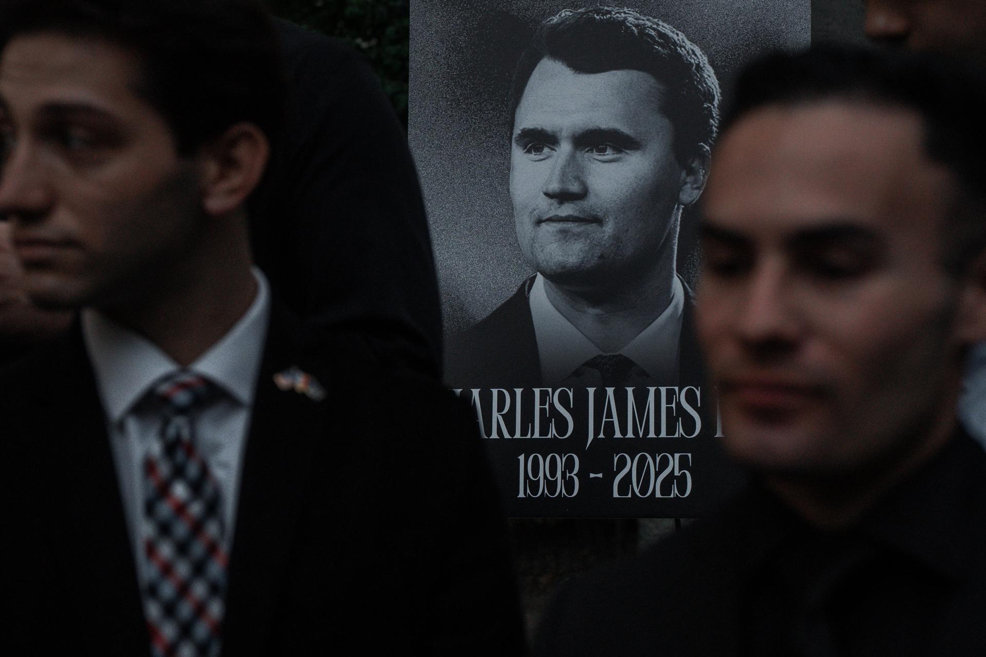NEW YORK CITY (United States), 13/09/2025.- Members of the New York Young Republicans Club attend a vigil for US conservative activist and Turning Point USA founder Charley Kirk in New York City, New York, USA, 12 September 2025. Kirk was fatally shot at a Utah university campus, USA, on 10 September 2025. (Nueva York) EFE/EPA/OLGA FEDOROVA