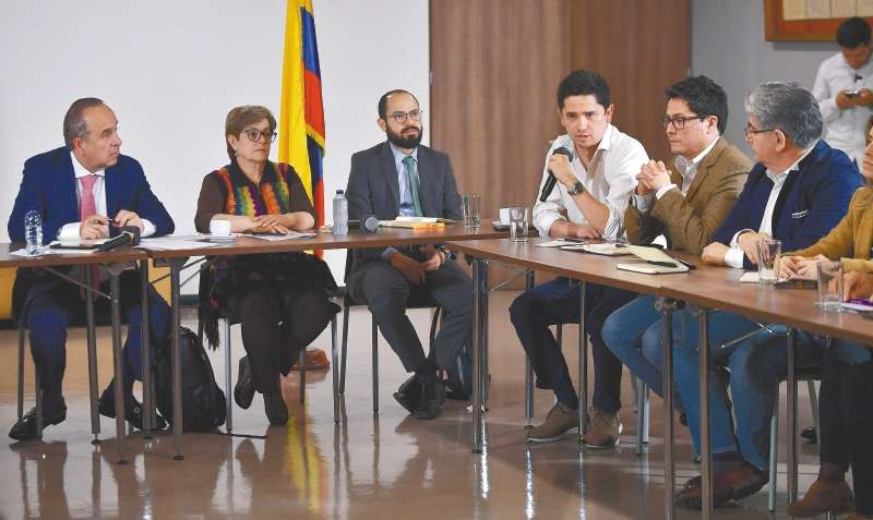 Reunión del ministro de Transporte, Guillermo Reyes, con conductores y representantes de las plataformas. También asistió Gloria Inés Ramírez, ministra de Trabajo.