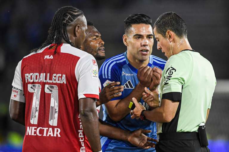 El clásico entre Millonarios y Santa Fe reunió a dos grandes delanteros: Hugo Rodallega y Radamel Falcao. El árbitro del compromiso fue el bogotano Andrés Rojas.