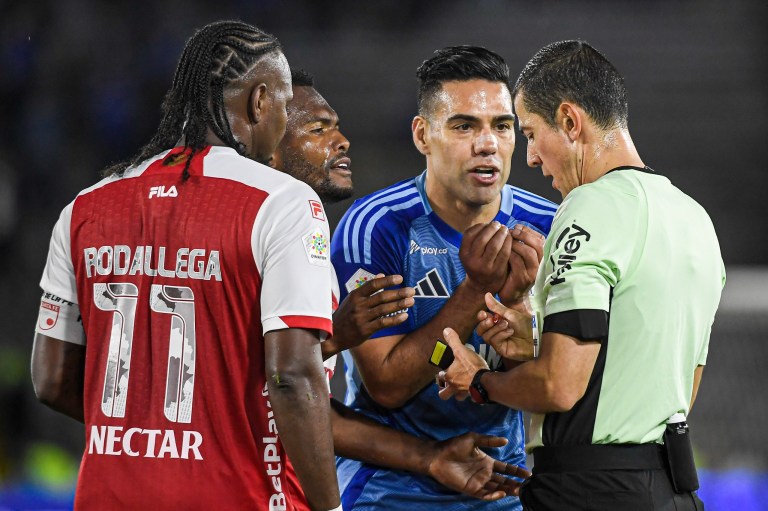 El clásico entre Millonarios y Santa Fe reunió a dos grandes delanteros: Hugo Rodallega y Radamel Falcao. El árbitro del compromiso fue el bogotano Andrés Rojas.
