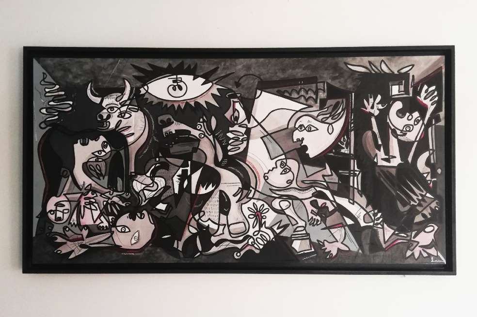 Gonzalo León Báez es uno de los artistas, que, en representación de Colombia, participa en la Exposición Internacional de Arte la Picassiana. Su obra, en escala de grises, honra el legado del pintor español.