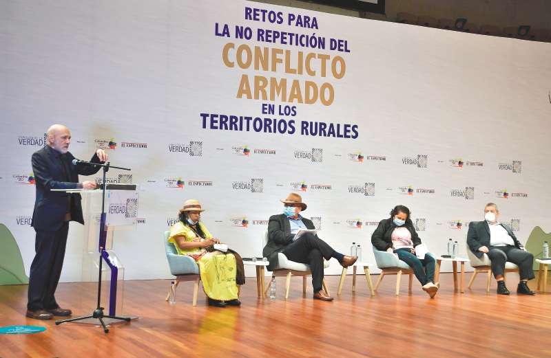 De izq a der. Alejandro Reyes, Luz Mery Panche(lider indigena), Carlos Guillermo Ospina(Comisionado de La Verdad), Elizabeth Pabón(lider indigena), Luis Alberto Albán(Representante a la Cámara)
