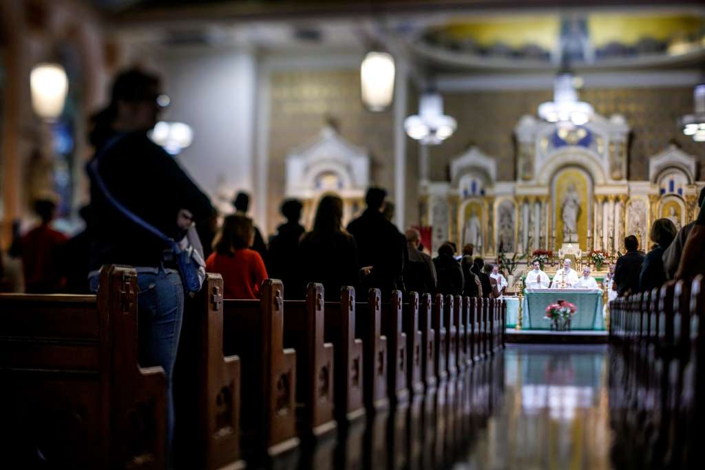 MIAMI (United States), 28/01/2026.- Activists attend a mass at the Gesu Catholic Church before holding a procession to the Miami Immigration Court to show their solidarity with migrants in Miami, Florida, USA, 28 January 2026. According to the organizers, the event comes amid heightened fear and uncertainty for immigrant communities and to affirm the Church's commitment to human dignity, regardless of immigration status. EFE/EPA/CRISTOBAL HERRERA-ULASHKEVICH