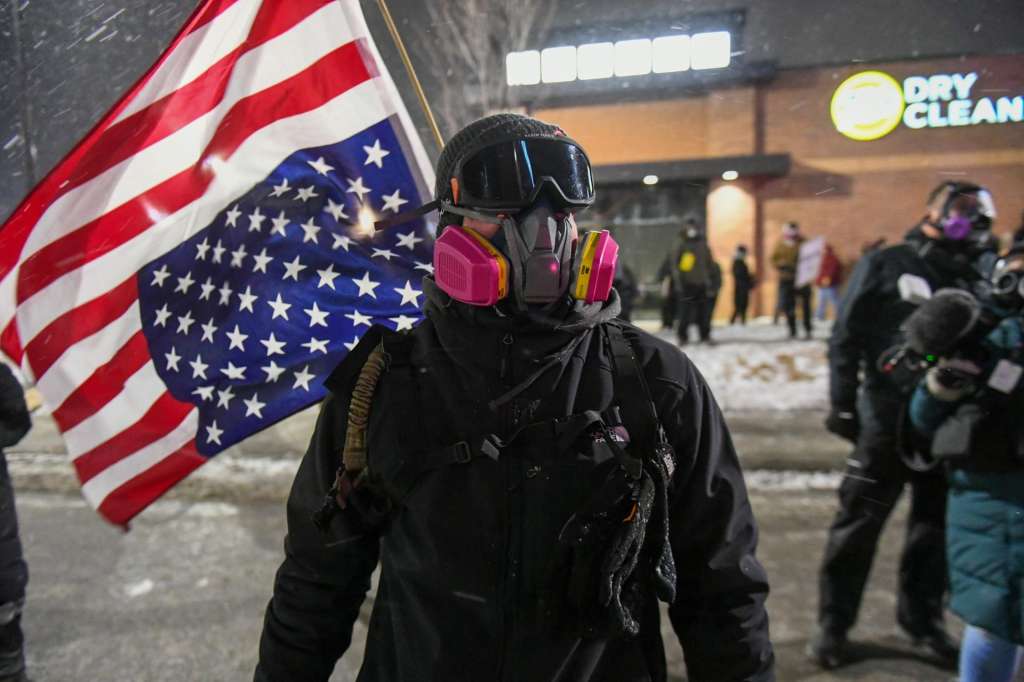 MAPLE GROVE (United States), 27/01/2026.- A protester confronts police outside the hotel where top Border Patrol official Gregory Bovino is believed to be staying, in Maple Grove, a suburb of Minneapolis, Minnesota, USA, 26 January 2026. Bovino is expected to leave Minnesota after Alex Pretti was the second person killed by federal officers in Minneapolis this month. (Protestas) EFE/EPA/CRAIG LASSIG