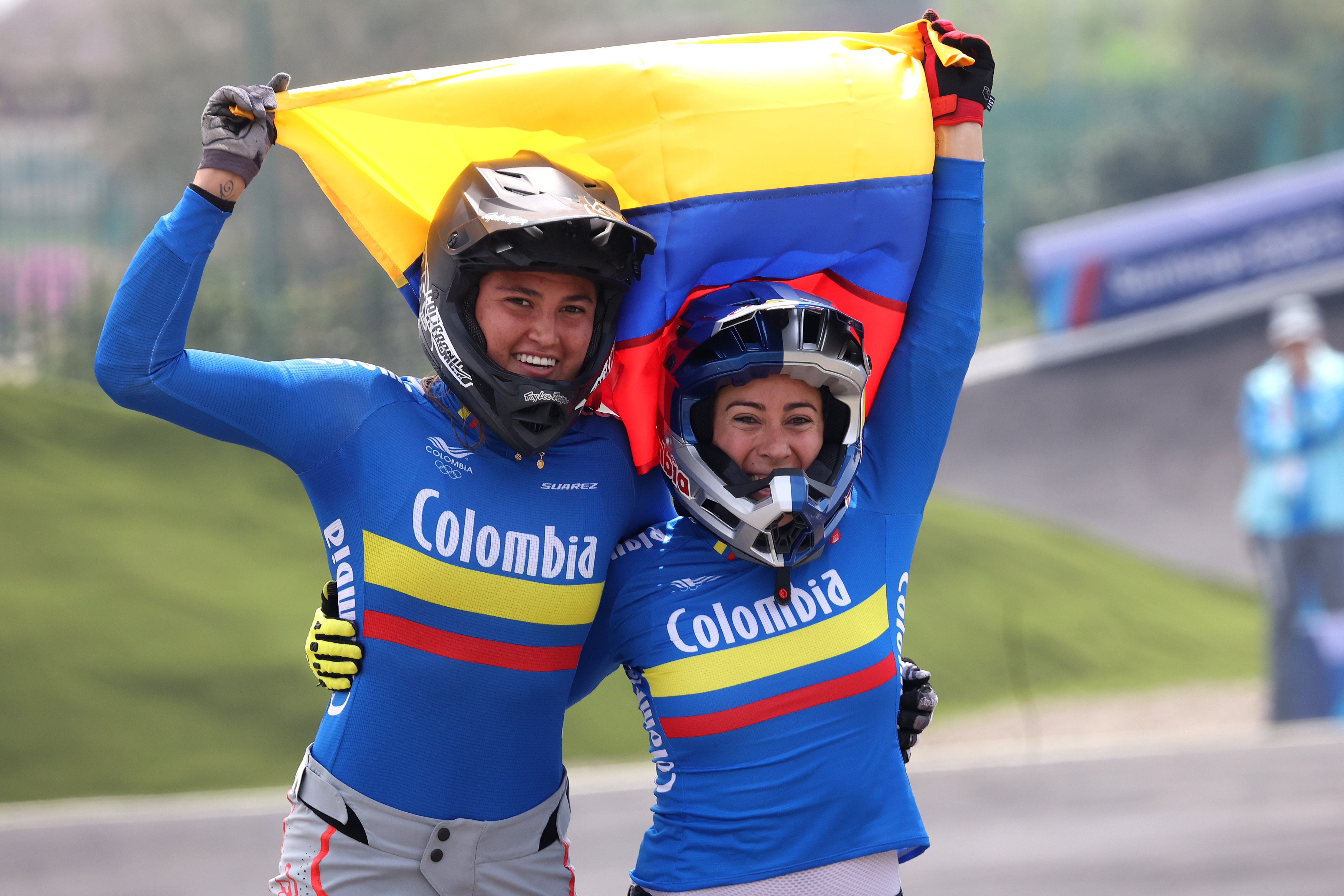 Gabriela Bolle (izq.) junto a Mariana Pajón.