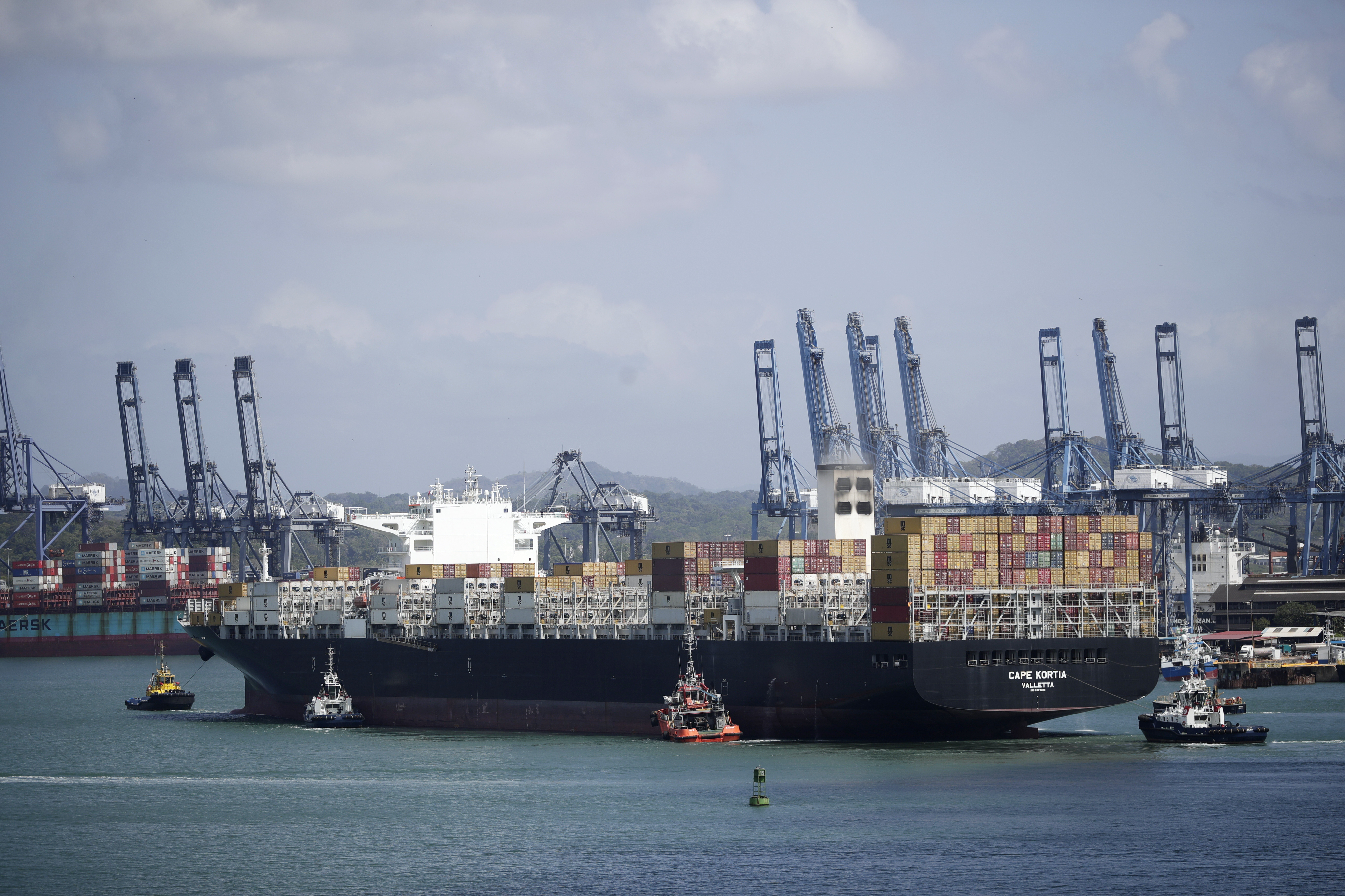 PAM01. CIUDAD DE PANAMÁ (PANAMÁ), 30/01/2023.- El barco Cape Kortia es remolcado tras registrar un incendio en su cuarto de máquinas hoy, al paso por el Canal de Panamá. El barco portacontenedores, con bandera de Malta, registró el incendio cuando cruzaba debajo del Puente de las Américas. EFE/ Bienvenido Velasco