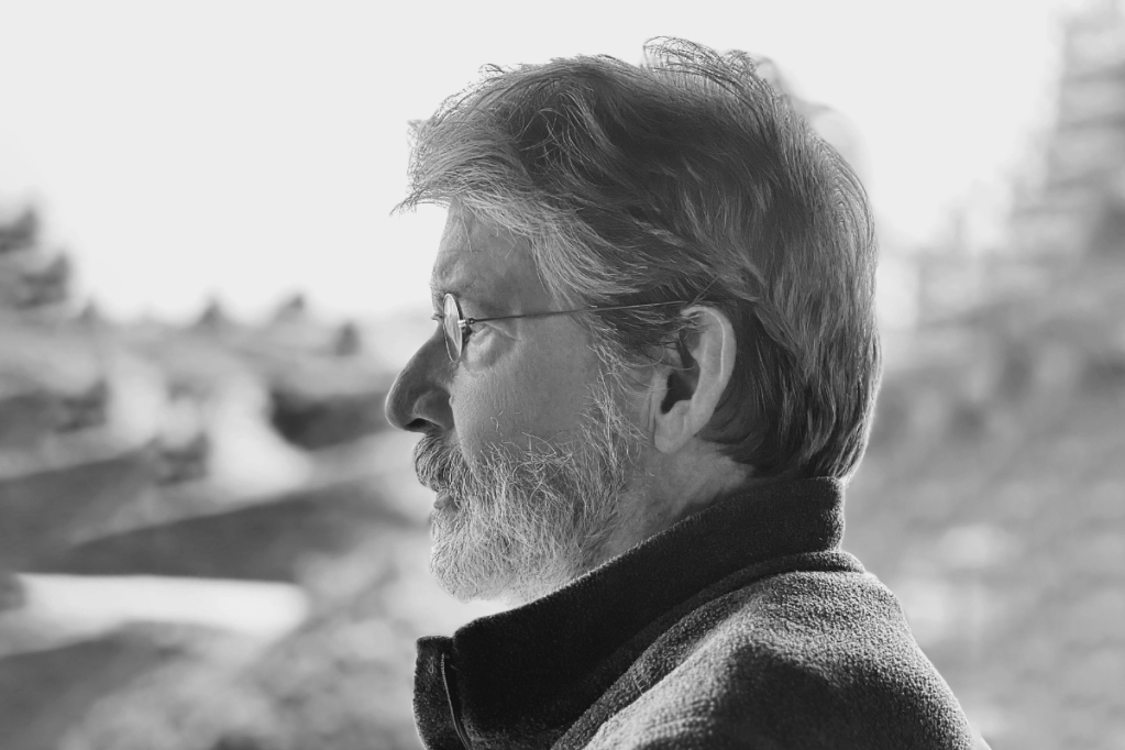 Tomás González recibió este año el Premio Iberoamericano de Narrativa Manuel Rojas 2025, un galardón otorgado por el Ministerio de las Culturas, las Artes y el Patrimonio de Chile.