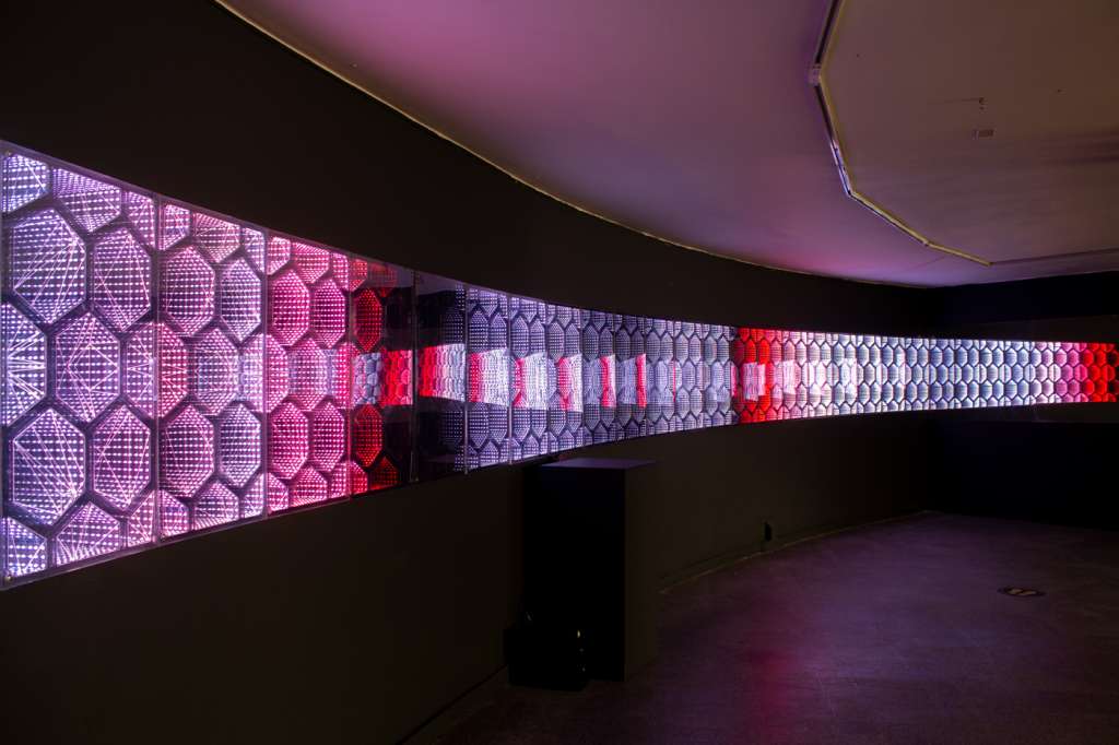 "Infinity V2 Playgrounds", Gabriel Pulecio, 2016. Muro Interactivo.