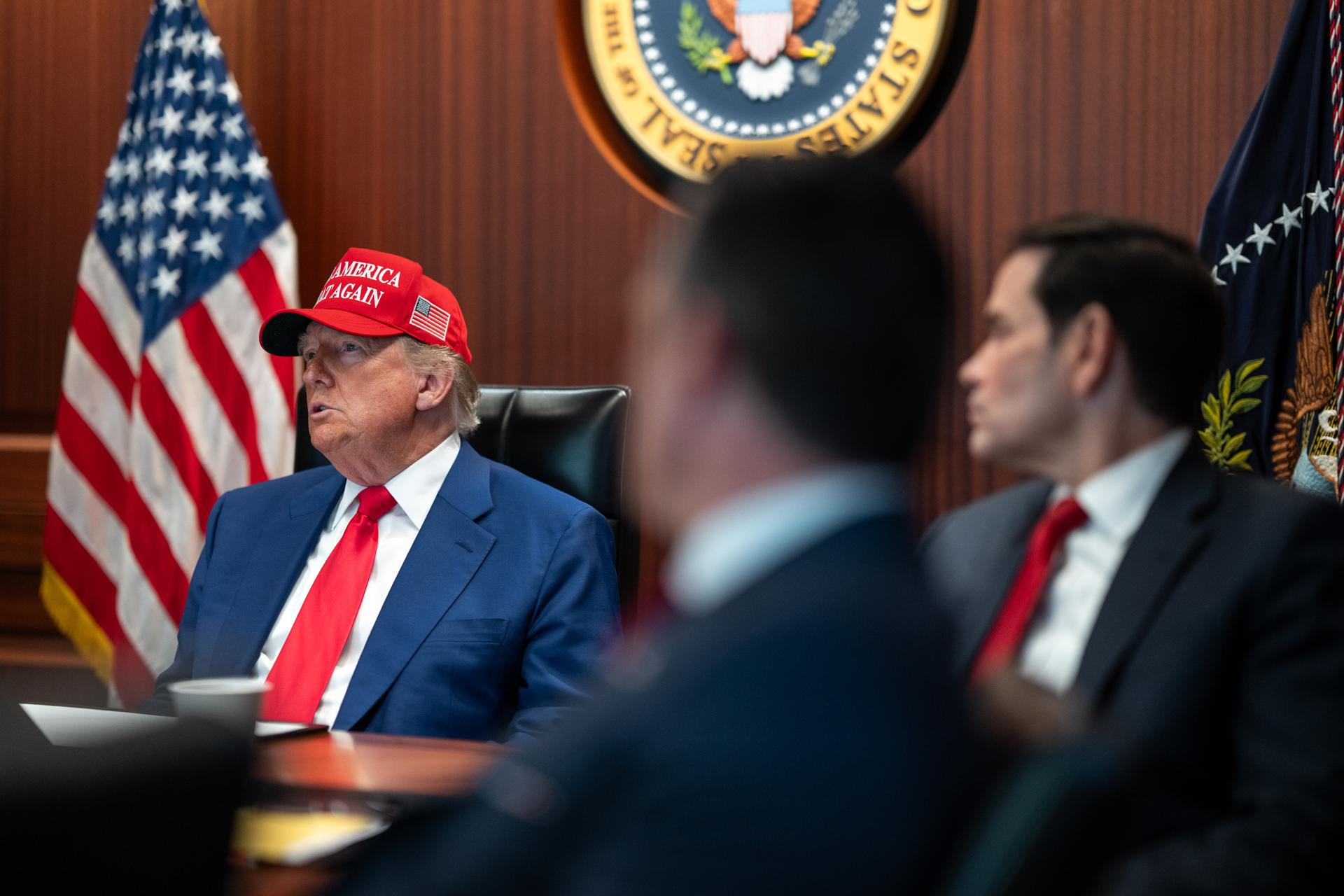 WASHINGTON (USA), 22/06/2025.- A handout photo made available by the White House shows US President Donald Trump (L) and US Secretary of State Marco Rubio (R) in the Situation Room of the White House in Washington, DC, USA, 21 June 2025. Later in the day, President Trump spoke to the nation about the US bombing of nuclear sites at three places in Iran: Fordow, Natanz and Esfahan. EFE/EPA/WHITE HOUSE / HANDOUT EDITORIAL USE ONLY/NO SALESHANDOUT EDITORIAL USE ONLY/NO SALES