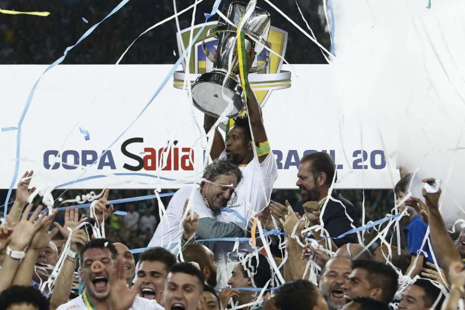 Ze Roberto, capitán de Palmeiras, levanta el trofeo de la Copa de Brasil. / AFP