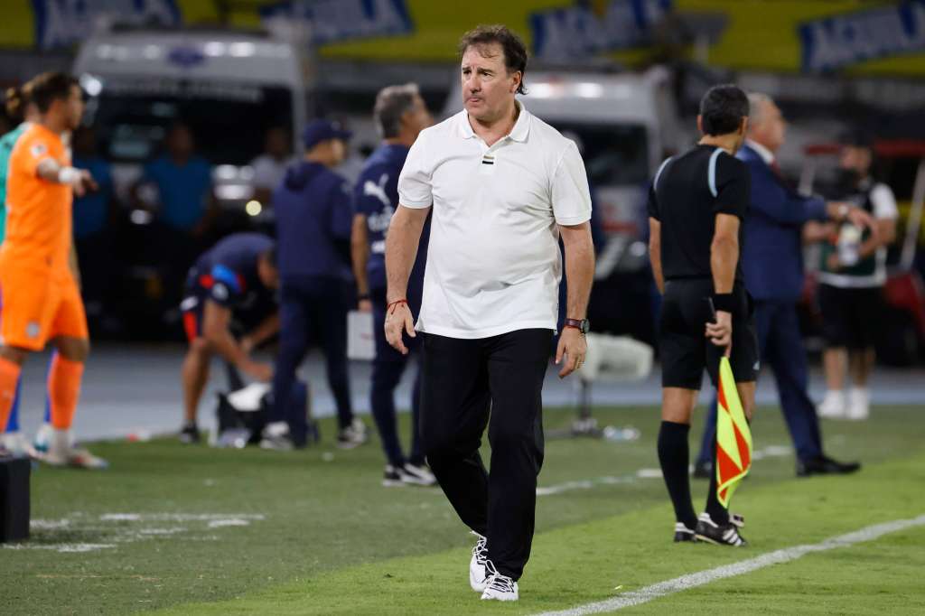 . BARRANQUILLA (COLOMBIA), 25/03/2025.- El entrenador de Colombia Néstor Lorenzo reacciona este martes en un partido de las eliminatorias sudamericanas para el Mundial de 2026 entre las selecciones de Colombia y Paraguay en el estadio Metropolitano Roberto Melendez en Barranquilla (Colombia). EFE/Mauricio Dueñas Castañeda