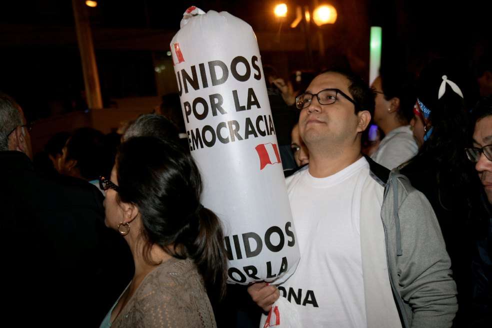 Los seguidores de Fujimori y Kuczynski esperan para conocer el resultado final de la segunda vuelta. / EFE