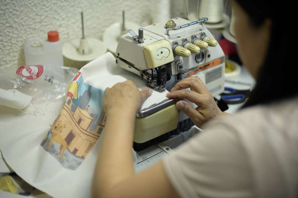 Programa de la Corporación Mundial de la Mujer Colombia que transforma residuos textiles, en nuevos productos aportando a la sostenibilidad en la industria de la moda y generando empleos en diferentes zonas del país.
