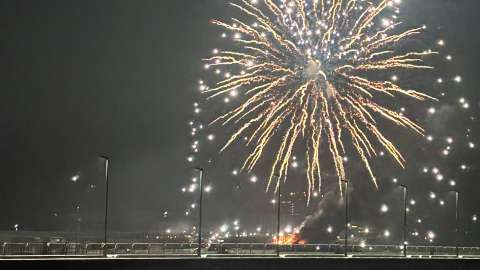 Barcazas que transportaban fuegos artificiales se incendiaron en Japón