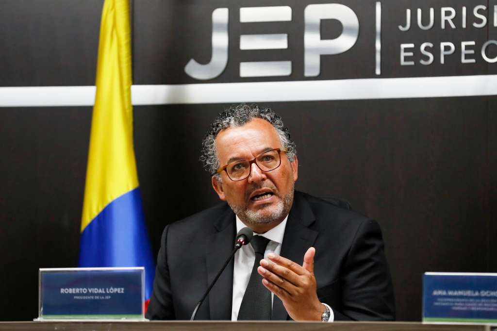 BOG400. BOGOTÁ (COLOMBIA), 29/04/2024.- El presidente de la Jurisdicción Especial para la Paz (JEP), magistrado Roberto Vidal habla hoy, durante una rueda de prensa, el 29 de abril de 2024, en Bogotá (Colombia). La Jurisdicción Especial para la Paz (JEP) de Colombia ratificó este lunes la imputación por esclavitud y secuestros al último secretariado de la extinta guerrilla de las FARC, y anunció que comienza ahora la fase de juicio para la imposición de sanciones propias. EFE/Carlos Ortega