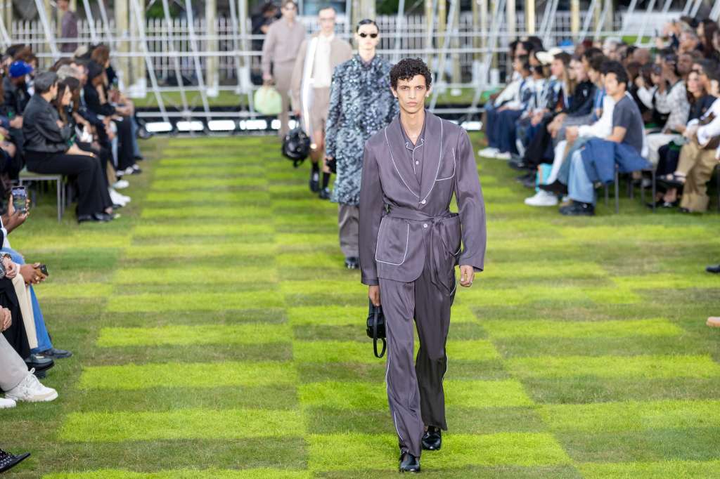 Paris (France), 18/06/2024.- Models present creations for the Spring/Summer 2025 Menswear Collection by the US designer Pharrell Williams for Louis Vuitton fashion house during the Paris Men's Fashion Week, in Paris, France, 18 June 2024. The presentation of the Men'Äôs collections runs from 18 to 23 June. (Moda, Francia) EFE/EPA/ANDRE PAIN